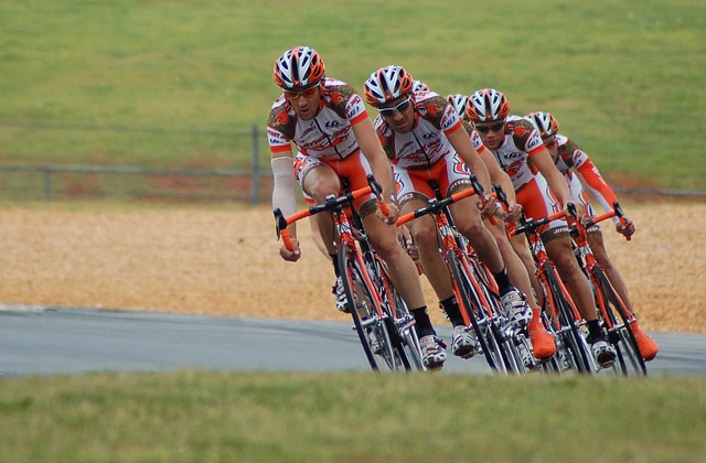 cyclists 1851269 640